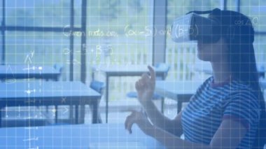İlkokulda VR kulaklık takan beyaz bir kıza karşı yüzen matematiksel denklemler. Okula ve eğitim konseptine dönüş