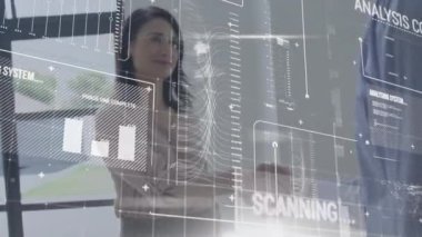 İş adamı tokalaşması üzerine istatistik ve veri işleme animasyonu. küresel iş, başarı, bağlantılar ve dijital arayüz konsepti dijital olarak oluşturulmuş video.