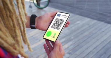 Rastalı adam elinde akıllı telefon, inandırıcı aşı sertifikası, eu bayrağı ve ekranda QR kodu tutuyor. covid 19 konseptinde dijital olarak üretilen sağlık, yaşam tarzı, seyahat ve teknoloji.