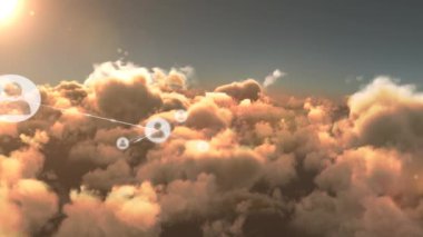 Bulutların ve gökyüzünün üzerindeki simgelerle bağlantılı ağların animasyonu. küresel çevrimiçi bağlantılar, veri işleme ve dijital arayüz kavramı dijital olarak oluşturulmuş video.