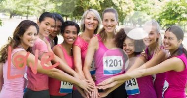 Çeşitli gülümseyen kadın grupları arasında aşk metninin animasyonu. Göğüs kanseri pozitif farkındalık kampanyası konsepti dijital olarak üretildi.