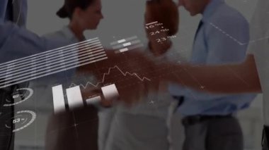 İş adamı tokalaşması üzerine istatistik ve veri işleme animasyonu. küresel iş, başarı, bağlantılar ve dijital arayüz konsepti dijital olarak oluşturulmuş video.