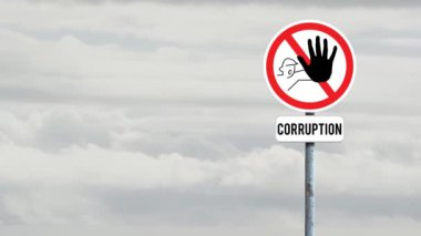 Gökyüzündeki bulutlara karşı yolsuzluğu durduran işaret levhası. uyarı ve uyarı kavramı