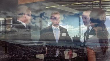 Şehir manzarası üzerinde iş adamı tokalaşmasının animasyonu. küresel iş, başarı ve iletişim konsepti dijital olarak oluşturulmuş video.