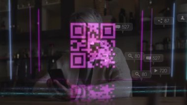 Akıllı telefon kullanan bir kadının QR kodunun animasyonu. Dijital güvenlik ve kimlik, dijital arayüz ve veri işleme kavramı dijital olarak oluşturuldu.