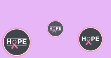 Beyaz arka planda birden fazla pembe kurdele logosu ve umut mesajı görünüyor. Göğüs kanseri pozitif farkındalık kampanyası konsepti dijital olarak üretildi.