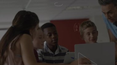 Kafkas erkek öğretmenine karşı yüzen matematiksel denklemler öğrencilere laptop kullanarak öğretiyor. Okula ve eğitim konseptine dönüş