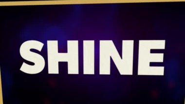 Siyah arkaplanda kırmızı kıvılcımlar bulunan beyaz metin parlaklığının animasyonu. 