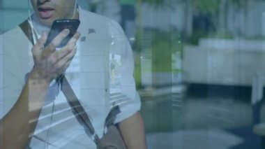 Şehir manzarası üzerinde akıllı telefon kullanan bir adamın animasyonu. küresel iş, iletişim ve finans kavramı dijital olarak oluşturulmuş video.