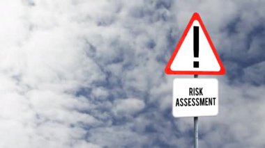 Dikkat dikkat dikkat dikkat, mavi gökyüzündeki bulutlara karşı risk değerlendirme metni. uyarı ve uyarı kavramı