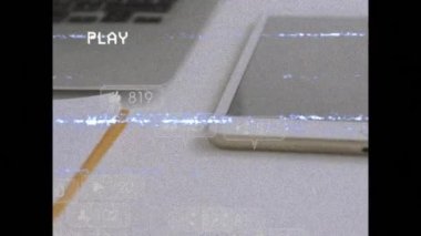Masadaki elektronik cihazlara karşı yüzen çoklu sosyal medya simgeleri üzerinde vhs hata etkisi. Sosyal medya ağı ve teknoloji kavramı