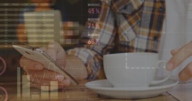 Akıllı telefon kullanan adamın istatistik ve veri işleme animasyonu. küresel iş, veri işleme ve teknoloji konsepti dijital olarak oluşturulmuş video.