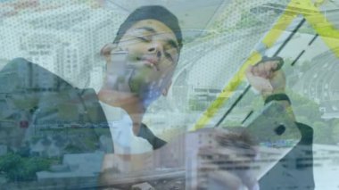 Şehir manzarası üzerinde akıllı telefon kullanan bir adamın animasyonu. küresel iş, iletişim ve finans kavramı dijital olarak oluşturulmuş video.