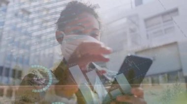 Yüz maskesi takan bir kadının istatistik ve veri işleme animasyonu. küresel covid 19 salgın konsepti dijital olarak oluşturulmuş video.
