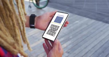 Rastalı adam elinde akıllı telefon, inandırıcı aşı sertifikası, eu bayrağı ve ekranda QR kodu tutuyor. covid 19 konseptinde dijital olarak üretilen sağlık, yaşam tarzı, seyahat ve teknoloji.