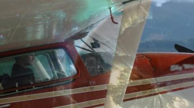 Uçaktaki pilot üzerinden bağlantı ağının animasyonu. küresel seyahat ve bağlantılar konsepti dijital olarak oluşturulmuş video.