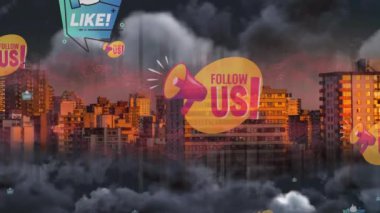 Şehir manzarasına karşı kara bulutların üzerinde yüzen birden fazla sosyal medya simgesi. Sosyal medya ağı ve teknoloji kavramı