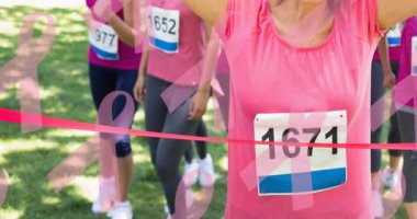 Çeşitli gülümseyen kadınlar grubunun üzerinde çoklu pembe kurdele logosu. Göğüs kanseri pozitif farkındalık kampanyası konsepti dijital olarak üretildi.