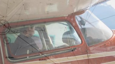 Uçaktaki pilot üzerinden bağlantı ağının animasyonu. küresel seyahat ve bağlantılar konsepti dijital olarak oluşturulmuş video.