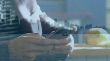 Şehir manzarası üzerinde akıllı telefon kullanan bir adamın animasyonu. küresel iş, iletişim ve finans kavramı dijital olarak oluşturulmuş video.