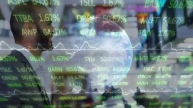 Havaalanındaki iş adamı üzerinde küresel ve finansal veri işleme animasyonu. küresel iş, finans, veri işleme ve teknoloji konsepti dijital olarak oluşturulmuş video.