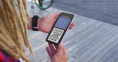 Rastalı adam elinde akıllı telefon, inandırıcı aşı sertifikası, eu bayrağı ve ekranda QR kodu tutuyor. covid 19 konseptinde dijital olarak üretilen sağlık, yaşam tarzı, seyahat ve teknoloji.