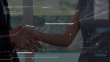 İş adamı tokalaşması üzerinden veri işleme animasyonu. küresel iş, başarı, bağlantılar ve dijital arayüz konsepti dijital olarak oluşturulmuş video.