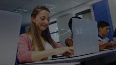 İlkokulda dizüstü bilgisayar kullanarak beyaz bir kıza karşı yüzen matematiksel denklemler. Okula ve eğitim konseptine dönüş