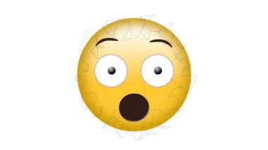Beyaz arka plandaki bağlantılar ağı üzerinden korkmuş emoji simgesinin animasyonu. küresel sosyal medya ve iletişim konsepti dijital olarak oluşturulmuş video.