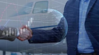 İş adamı tokalaşması üzerine küresel ve finansal veri işleme animasyonu. küresel iş, finans, veri işleme ve teknoloji konsepti dijital olarak oluşturulmuş video.