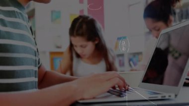 Matematiksel denklemlerin okul çocukları üzerinde dizüstü bilgisayar kullanılarak canlandırılması. küresel eğitim, bağlantılar, veri işleme ve teknoloji konsepti dijital olarak oluşturulmuş video.