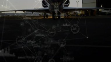 İstatistiklerin animasyonu ve uçak üzerindeki bağlantı ağı. küresel seyahat ve bağlantılar konsepti dijital olarak oluşturulmuş video.