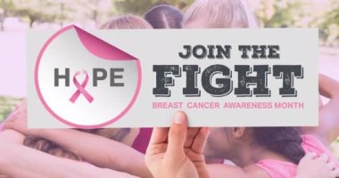 Bir grup gülümseyen kadın için pembe kurdele ve umut metni animasyonu. Göğüs kanseri pozitif farkındalık kampanyası konsepti dijital olarak üretildi.