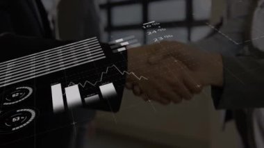İş adamlarının el sıkışması üzerine istatistik ve veri işleme animasyonu. küresel iş, başarı, bağlantılar ve dijital arayüz konsepti dijital olarak oluşturulmuş video.