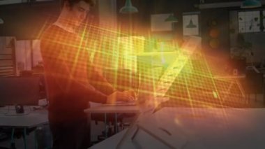 Ofiste dizüstü bilgisayar kullanan beyaz bir adama karşı kırmızı kalp atış hızı monitörü. tıbbi araştırma ve teknoloji konsepti