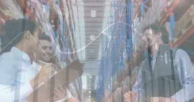 Depoda çalışanların finansal veri işleme animasyonları. küresel sevkiyat, dağıtım ve bağlantılar konsepti dijital olarak oluşturulmuş video.