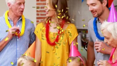 Doğum günü partisinde mutlu bir ailenin üzerine konfetilerin düşüşünün animasyonu. parti, aile ve kutlama konsepti dijital olarak oluşturulmuş video.