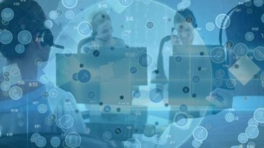 Telefon kulaklığı kullanan iş adamlarının simgeleriyle bağlantı ağının animasyonu. küresel iş, bağlantılar, dijital arayüz ve teknoloji konsepti dijital olarak oluşturulmuş video.