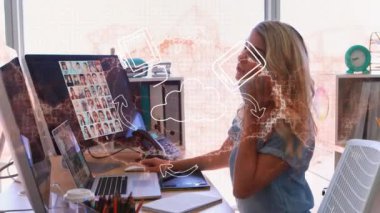 Ofisteki bilgisayar ve akıllı telefon kullanan iş kadını üzerindeki dijital simge ağının animasyonu. küresel iş, bağlantılar ve veri işleme kavramı dijital olarak oluşturulmuş video.