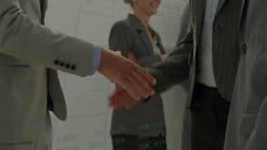 İş adamı tokalaşması üzerinden veri işleme animasyonu. küresel iş, başarı, bağlantılar ve dijital arayüz konsepti dijital olarak oluşturulmuş video.