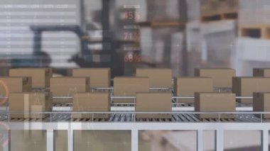 Taşıyıcı bantlardaki karton kutuların üzerinde istatistik ve veri işleme animasyonları. küresel gönderim, dağıtım, iş, veri işleme ve dijital arayüz kavramı dijital olarak oluşturulmuş video.