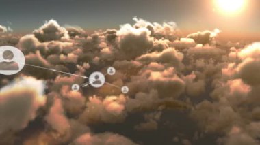 Bulutların ve gökyüzünün üzerindeki simgelerle bağlantılı ağların animasyonu. küresel çevrimiçi bağlantılar, veri işleme ve dijital arayüz kavramı dijital olarak oluşturulmuş video.