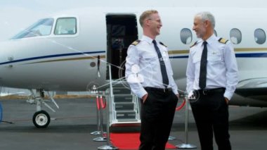 Uçak ve pilotlar üzerinden bağlantı ağının animasyonu. küresel iş, seyahat ve bağlantılar dijital olarak oluşturulmuş video.