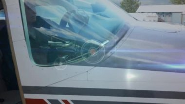 Uçaktaki pilot üzerinden bağlantı ağının animasyonu. küresel seyahat ve bağlantılar konsepti dijital olarak oluşturulmuş video.