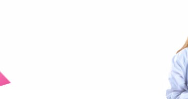 Gülümseyen kadın doktorun üzerindeki pembe göğüs kanseri kurdelesinin animasyonu. Göğüs kanseri pozitif farkındalık kampanyası konsepti dijital olarak üretildi.