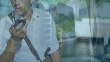 Şehir manzarası üzerinde akıllı telefon kullanan bir adamın animasyonu. küresel iş, iletişim ve finans kavramı dijital olarak oluşturulmuş video.