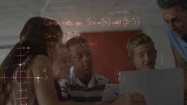 Kafkas erkek öğretmenine karşı yüzen matematiksel denklemler öğrencilere laptop kullanarak öğretiyor. Okula ve eğitim konseptine dönüş