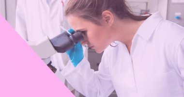 Meme kanseri metniyle pembe kurdele logosunun animasyonu laboratuardaki kadın doktor üzerinde. Göğüs kanseri pozitif farkındalık kampanyası konsepti dijital olarak üretildi.