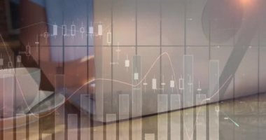 Dizüstü bilgisayar kullanan bir kadının istatistik ve veri işleme animasyonu. küresel iş, veri işleme ve teknoloji konsepti dijital olarak oluşturulmuş video.