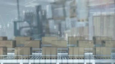 İstatistiksel veri, depoya karşı taşıyıcı banttaki çoklu dağıtım kutuları üzerinde işlem yapıyor. lojistik ve ulaşım sektörü kavramı